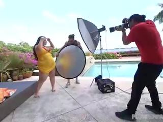 自信的 大美女 艾玛 贝利 乱搞 饰钉 photographer