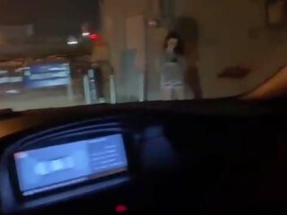 Lil d кирки нагоре привлекателен зубър тийн в съюзник дава тя малко assistance