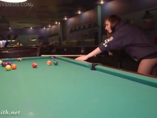 Jeny smith playing basseýn