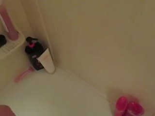 Пара пісяти на кожен другий в shower.mov