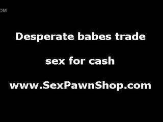 돌린 에 옷을 입은 여성의 벌거 벗은 남성 엄마는 내가 엿 싶습니다 짜증 큰 형사 용 현금 에 pawn 가게