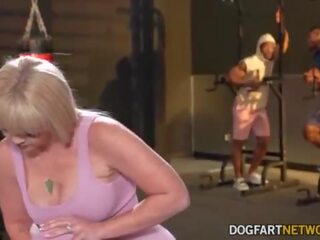 Кей carter cucks тя съпруг при на гимнастически салон с две terrific черни шипове