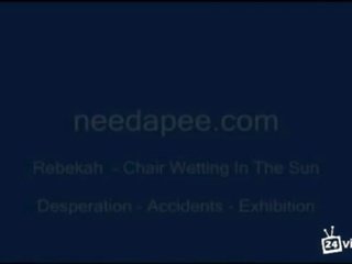 Rebekah wets 彼女の ビキニ 上の ザ· terrace