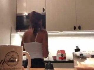 パーフェクト pokies 上の ザ· キッチン カム, braless シルビア と 彼女の すごい 乳首