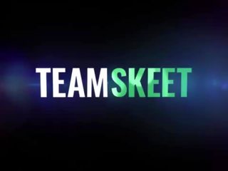 Perv surgeon має деякі спеціальний лікування для красуня рудоволоса scarlet skies для фіксувати її страх з люди