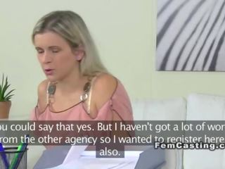 Білявка лесбіянка недосвідчена їсть жінка агент на кастинг