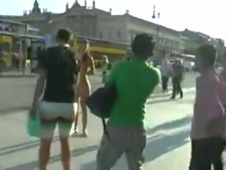 Lauren nip lakuriq në publike