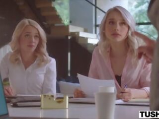 Tushy 금발의 매력 scarlett 이 항문의 재미 와 그녀의 보스