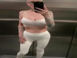 Hói đường phố cô gái squirting cực khoái trong công khai thang máy