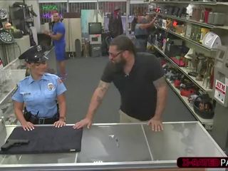 Captivating полиция жена иска към pawn тя weapon и краища нагоре прецака от shawn