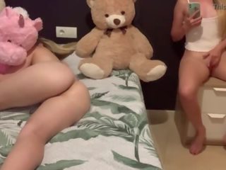 Adolescente se toca ла вагина con су hermanastra al lado