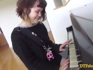 Yhivi 쇼 떨어져서 피아노 기술 followed 로 거칠게 성인 비디오 과 정액 위에 그녀의 얼굴! - 특징: yhivi / 제임스 디나