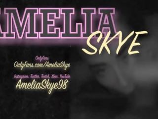 Млад damsel дава risky на открито духане с на лицето & изпразване разходка