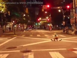 Блазень отримує статевий член висмоктаний в middle з в вулиця