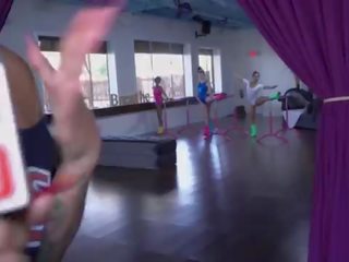 Момичета си отиде див - claire черни беше minding тя собствен бизнес в ballet клас когато ние walked в