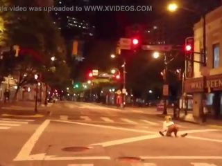 小丑 得到 阴茎 吸 在 中间 的 该 街头