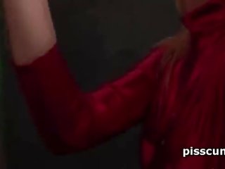Сеча addict білявка підліток в латекс показ її укол смокче навички