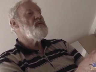 Старий молодий - великий phallus дідусь трахкав по підліток вона лиже товстий старий людина укол