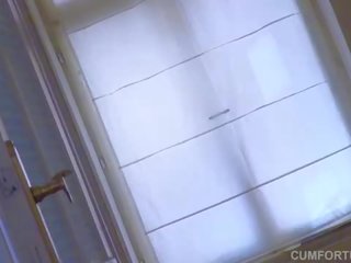 Авріл сонце отримує a величезний кінчання на обличчя