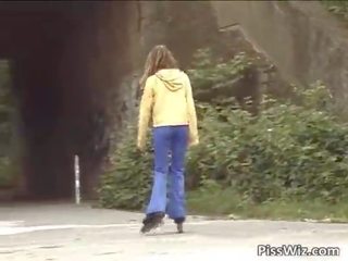 কিছু adolescent ধরা খাওয়া কঠিন উপর roller damsel যখন