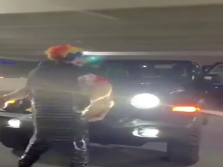 핑크 머리 공상 여성 도착 두드리고 에 jeep