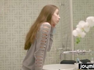Худенька особливість stefanie moon отримує манда трахкав по airbnb guest