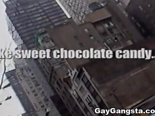 הומוסקסואל gangster לעשות א גרון עמוק מציצות ו - smashing עבודה ביד