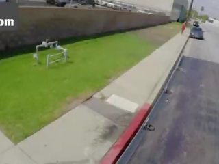 Say mê cô gái tóc vàng blowjobs một to phallus trong một tow truck