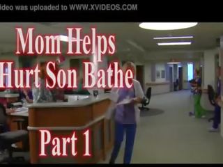 Мама помага боли син bathe първи част