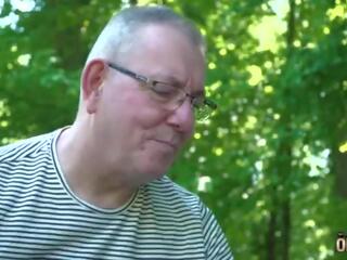 Молодий жінка і цукор тато мати дивовижна секс кіно з кінчання в рот