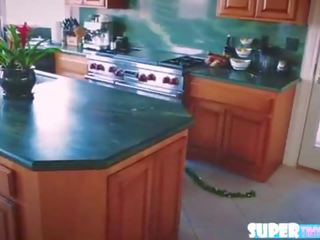 Цвъртящ pitite lucie cline получава изкован трудно от пичове огромен кур